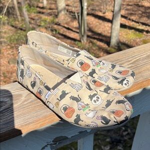 Toms Beige Halloween Canvas Slip-Ons with Pumpkins & Cats